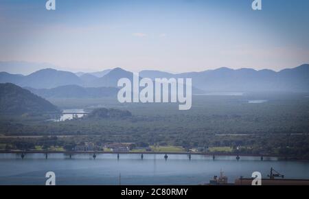 Vue panoramique sur 'erra do Mar' et le port de Santos au Brésil, le 5ème plus grand du monde. Sommet de Monte Serrat à Santos - São Paulo, Brésil. Serra Banque D'Images