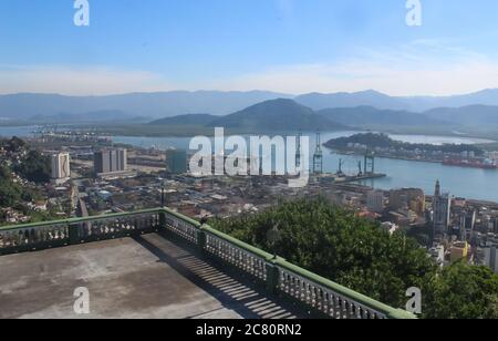 Vue panoramique sur le port de Santos au Brésil, le 5ème plus grand du monde. Sommet de Monte Serrat à Santos - São Paulo, Brésil Banque D'Images