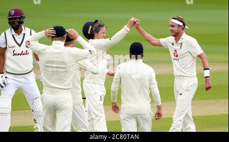 Stuart Broad, en Angleterre, célèbre avec ses coéquipiers après avoir pris le cricket de Roston Chase aux Antilles pendant le cinquième jour du deuxième test à Emirates Old Trafford, Manchester. Banque D'Images