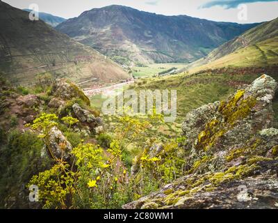 Vue sur le Canion de Colca, l'un des canyons les plus profonds du monde Banque D'Images