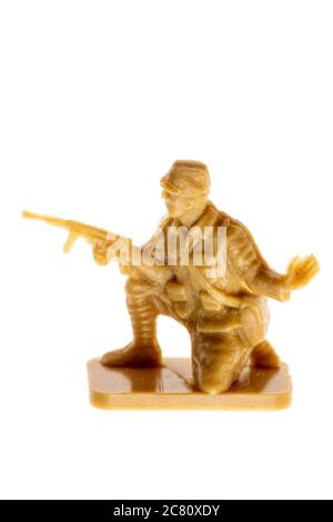 Modèle d'échelle Airfix HO/00 soldat japonais figure des années 1960 sur fond clair. Gros plan du soldat de la Seconde Guerre mondiale qui s'agenouille d'une mitrailleuse. Banque D'Images