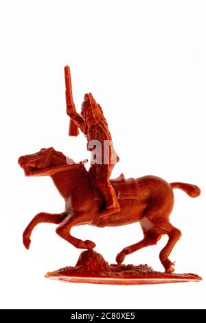 Modèle d'échelle Airfix HO/00 Indian figure des années 1960. Gros plan sur le brave guerrier indien, tenant le fusil dans les airs alors qu'il roule un cheval de charge. Banque D'Images