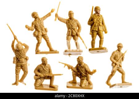 Modèle d'échelle Airfix HO/00 chiffres des soldats japonais des années 1960 sur fond clair. Sept dans différentes poses avec un bureau bannir une épée. Banque D'Images