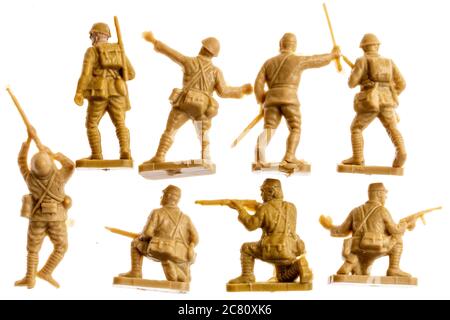 Modèle d'échelle Airfix HO/00 chiffres des soldats japonais des années 1960 sur fond clair. Sept dans différentes poses avec un bureau bannir une épée. Banque D'Images