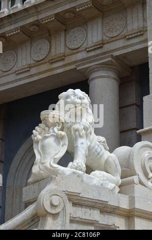 Queluz, Portugal - 3 juin 2017 : sculpture sur le lion sur l'escalier ou sur le carillon au Palais national de Queluz. Autrefois utilisée comme résidence d'été par le P. Banque D'Images