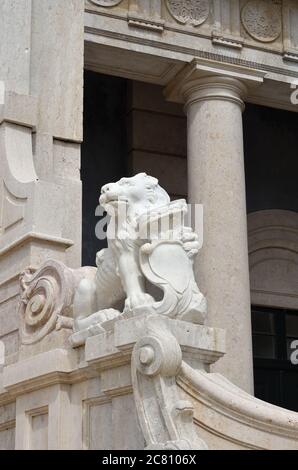 Queluz, Portugal - 3 juin 2017 : sculpture sur le lion sur l'escalier ou sur le carillon au Palais national de Queluz. Autrefois utilisée comme résidence d'été par le P. Banque D'Images