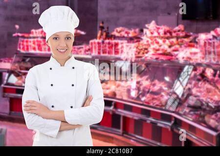 portrait de boucher, de commerçant ou de cuisinier féminin et joyeux posant sur le marché Banque D'Images