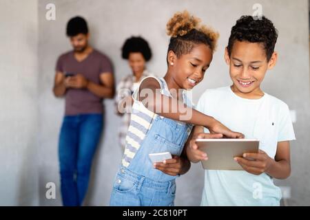 Relations sérieuses in havig enfants heureux et à l'aide d'appareils de technologie Banque D'Images