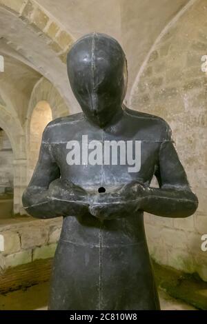 WINCHESTER, ROYAUME-UNI - 01 décembre 2018 : la sculpture Sound II d'Antony Gormley dans la crypte de la cathédrale de Winchester. C'est quand la crypte était n Banque D'Images