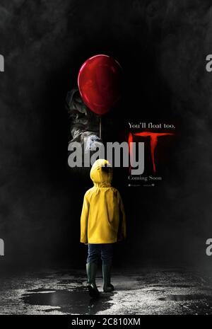 Il (2017) réalisé par Andy Muschietti et avec Bill Skarsgård, Jaeden Martell et Finn Wolfhard. Horreur Supernaural basée sur le roman de Stephen King sur un monstre changeant de forme qui prend la forme de Pennywise le clown mal. Banque D'Images