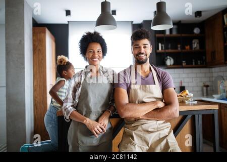 Famille heureuse Ensemble de cuisson de la nourriture dans la cuisine Banque D'Images