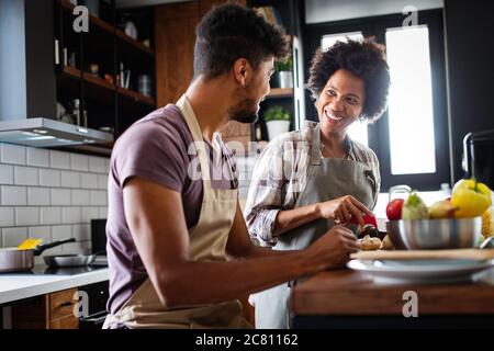 Happy young couple ensemble dans la cuisine à la maison. Banque D'Images