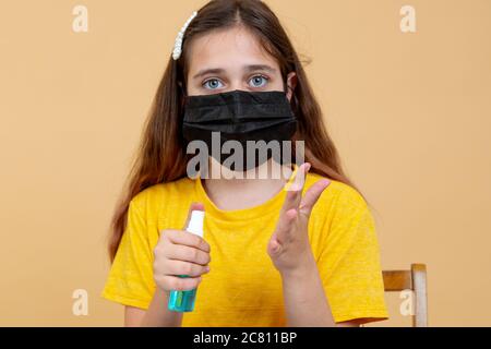 COVID-19 Fermer les mains des femmes en utilisant un distributeur de gel désinfectant pour les mains de lavage, contre le nouveau coronavirus (2019-nCoV) à la maison Banque D'Images