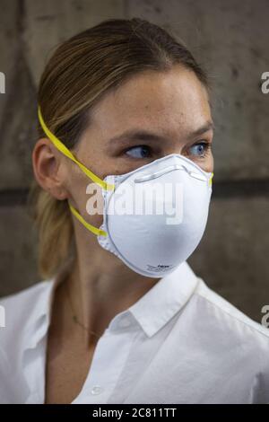 Tel Aviv, Israël. 20 juillet 2020. Le modèle israélien de haut niveau, Bar Refaeli, au centre, portant un masque facial, arrive à un tribunal, à tel Aviv, Israël, le lundi 20 juillet 2020. Refaeli a signé un accord de négociation avec les autorités pour régler une affaire de fraude fiscale de longue date contre elle et sa famille. L'accord exigera de Refaeli qu'il serve neuf mois de service communautaire, tandis que sa mère, Zipi, sera envoyée en prison pour 16 mois. Photo de piscine par Oded Balilty/UPI crédit: UPI/Alay Live News Banque D'Images