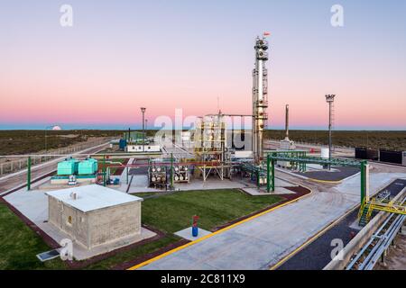 Vue en hauteur de l'usine de raffinerie de pétrole depuis l'intérieur des installations à l'aube. Argentine. Banque D'Images