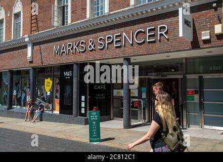 Windsor, Berkshire, Royaume-Uni. 20 juillet 2020. M&S a annoncé aujourd'hui qu'il allait rendre 950 postes redondants au siège social et à la haute direction. Cela fait suite à l'impact financier du blocage du coronavirus. Le Marks & Spencer Food Hall de Windsor est resté ouvert tout au long de l'isolement. Crédit : Maureen McLean/Alay Live News Banque D'Images