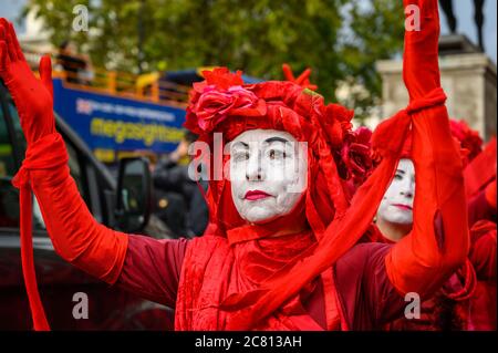 LONDRES - 18 OCTOBRE 2019 : gros plan des manifestants de la Brigade Rouge lors d'une manifestation de la rébellion Banque D'Images