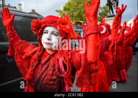 LONDRES - 18 OCTOBRE 2019 : manifestations de la Brigade rouge lors d'une manifestation de rébellion d'extinction Banque D'Images