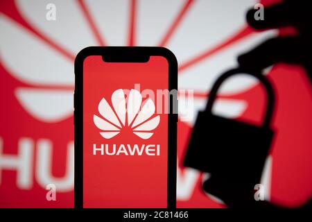 LONDRES, Royaume-Uni - juillet 2020 : concept de sécurité Huawei. J'avais un cadenas Banque D'Images