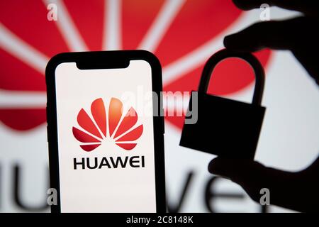 LONDRES, Royaume-Uni - juillet 2020 : concept de sécurité Huawei. J'avais un cadenas Banque D'Images