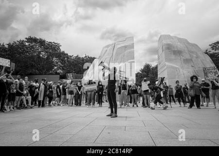 WASHINGTON D.C., ÉTATS-UNIS - 19 juin 2020 : Washington D.C./États-Unis - 19 juin 2020 : un organisateur de la Black Lives mène une manifestation au memor de la MLK Banque D'Images