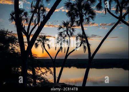 Coucher de soleil sur l'oasis naturelle de source chaude au Doho Safari Lodge dans la région d'Afar en Éthiopie. Banque D'Images