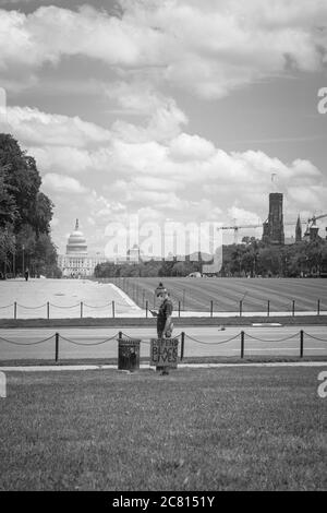 WASHINGTON D.C., ÉTATS-UNIS - 19 juin 2020: Washington D.C./États-Unis- 19 juin 2020: Un seul Black Lives Matter protestant debout avec un signe sur le Banque D'Images