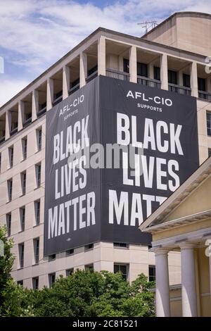 ALEXANDRIA, ÉTATS-UNIS - 19 juin 2020 : Washington D.C./USA - 19 juin 2020 : une bannière géante Black Lives Matter drapée sur un bâtiment qui surplombe Banque D'Images