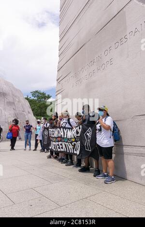 WASHINGTON D.C., ÉTATS-UNIS - 19 juin 2020 : Washington D.C./États-Unis - 19 juin 2020 : des manifestants se rassemblent au mémorial de la MLK. Banque D'Images