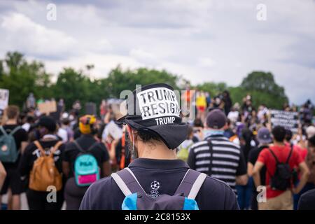 WASHIGTON D.C., ÉTATS-UNIS - 19 juin 2020 : Washington D.C./ États-Unis - 19 juin 2020 : un proton de Black Lives avec un chapeau anti-Trump. Banque D'Images