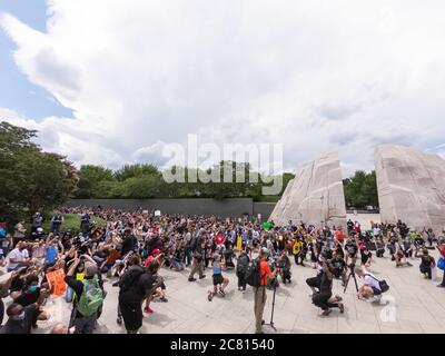 WASHINGTON D.C., ÉTATS-UNIS - 19 juin 2020 : Washington D.C./États-Unis - 19 juin 2020 : des manifestants se rassemblent au mémorial de la MLK. Banque D'Images