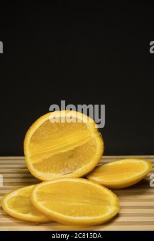 Morceaux d'orange frais. Sur fond noir Banque D'Images