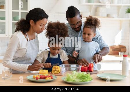 Les parents d'oiseaux aiment cuisiner dans la cuisine avec les petits enfants Banque D'Images