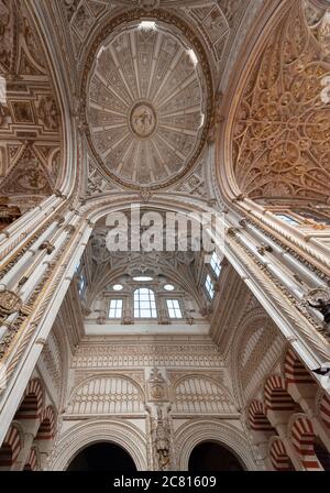 Intérieur du dôme de la mosquée Mezquita Cathédrale de Córdoba Banque D'Images