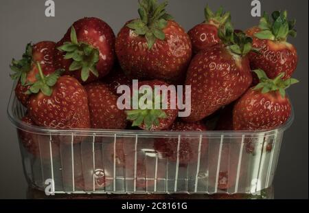 fraise rouge dans une boîte en plastique d'emballage sur la table Banque D'Images