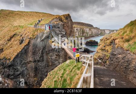 Pont de corde Carrick-a-Rede entre les falaises côtières précipitées de la côte de Causeway, comté de Moyle Antrim Irlande du Nord Banque D'Images