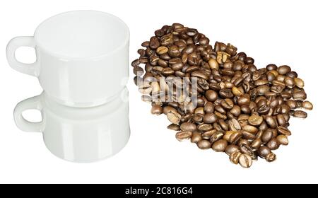 tasse avec grains de café isolés sur fond blanc. Banque D'Images