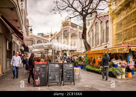 3 mars 2020: Valence, Espagne - stands et café en dehors du marché central, Valence. Banque D'Images