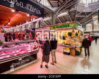 3 mars 2020: Valence, Espagne - les acheteurs dans le marché central, Valence. Un flou de mouvement. Banque D'Images