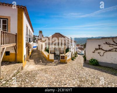 11 mars 2020 : Obidos, Portugal - rues et maisons de la ville fortifiée d'Obidos. Banque D'Images