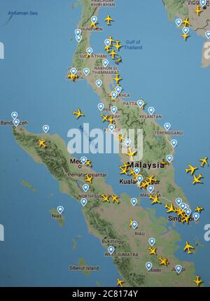 Trafic aérien au-dessus de la Malaisie et de Sumatra (20 juillet 2020, UTC 07.37) sur Internet avec le site Flightracar 24, pendant la pandémie du coronavirus Banque D'Images