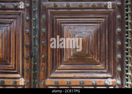 Détail de la porte médiévale en bois de l'entrée principale de l'église Templière du couvent de l'ordre du Christ à Tomar Portugal Banque D'Images