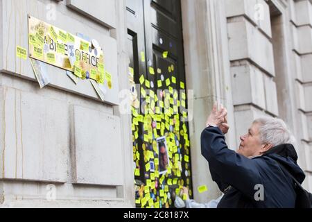 LONDRES, Royaume-Uni - mars 2019 : le bureau du Cabinet britannique est couvert d'autocollants anti-Brexit Banque D'Images