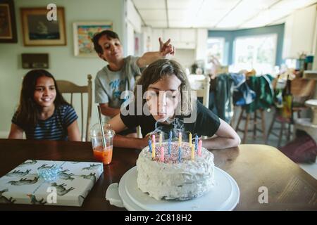 Bougies éteintes après que la fille a soufflé ses 14 bougies d'anniversaire Banque D'Images