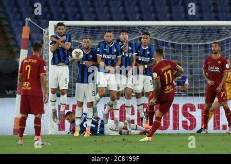 Rome, Italie. 19 juillet 2020. Inter Wall essayer d'arrêter Aleksandar Kolarov (Roma) coup de pied libre pendant le match de Serie A Tim entre AS Roma et FC Internazionale au Stadio Olimpico le 19 juillet 2020 à Rome, Italie. (Photo de Giuseppe Fama/Pacific Press/Sipa USA) crédit: SIPA USA/Alay Live News Banque D'Images