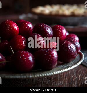 Cerises biologiques cuites tarte à l'arrière-plan Banque D'Images