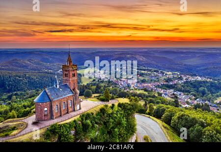 Chapelle Saint-Léon au sommet du rocher de Dabo en Moselle, France Banque D'Images