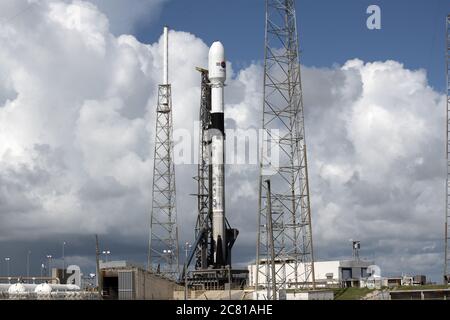 Cape Canaveral, États-Unis. 20 juillet 2020. SpaceX prépare sa fusée Falcon 9 pour lancer un satellite de communication pour l'armée sud-coréenne à partir du complexe 40 à la station aérienne de Cape Canaveral. Floride le lundi 20 juillet 2020. Photo de Joe Marino/UPI crédit: UPI/Alay Live News Banque D'Images