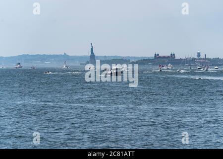 New York, États-Unis. 19 juillet 2020. NYPD patrouille des eaux pendant la parade des bateaux Trumpstock sur le fleuve Hudson pour promouvoir la réélection du président Trump 2020 le 19 juillet 2020 à New York, NY. La parade a commencé à la Statue de la liberté et a pris la direction du nord sur le fleuve Hudson jusqu'au pont George Washington. Le défilé a été organisé par les plaisanciers du groupe Facebook pour Trump New York. Les plaisanciers agissaient sur les drapeaux de campagne américains, policiers et Trump. (Photo de Lev Radin/Pacific Press/Sipa USA) crédit: SIPA USA/Alay Live News Banque D'Images