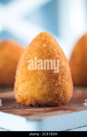 Boules de riz faites maison de Sicile, appelée Arancine Banque D'Images